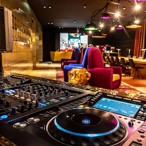 https://me-and-all-hotel-duesseldorf-oberkassel.topcolognehotels.com